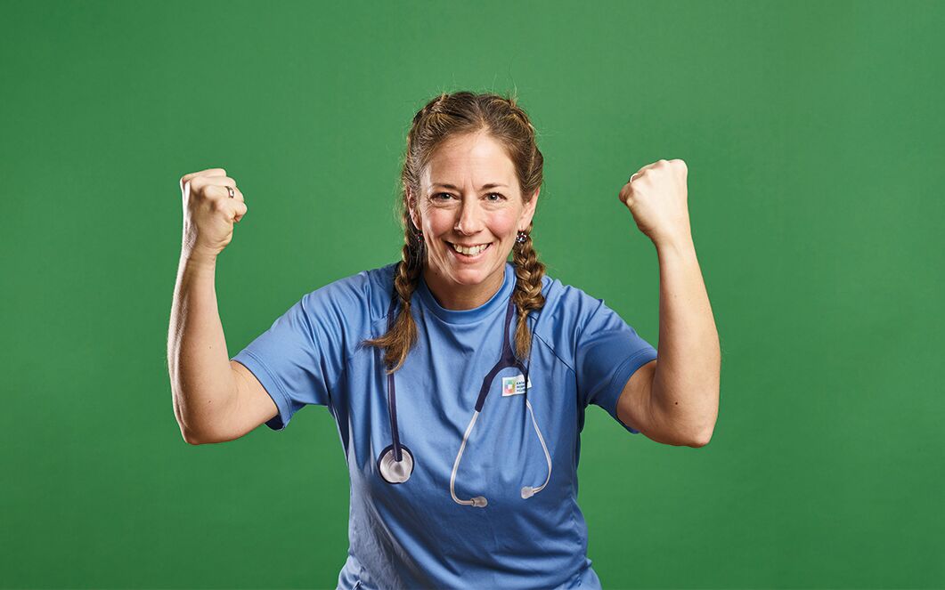 Kath. Hospitalverbung Hellweg: Medizinische Angestellte hebt die Arme als Stärke-Zeichen